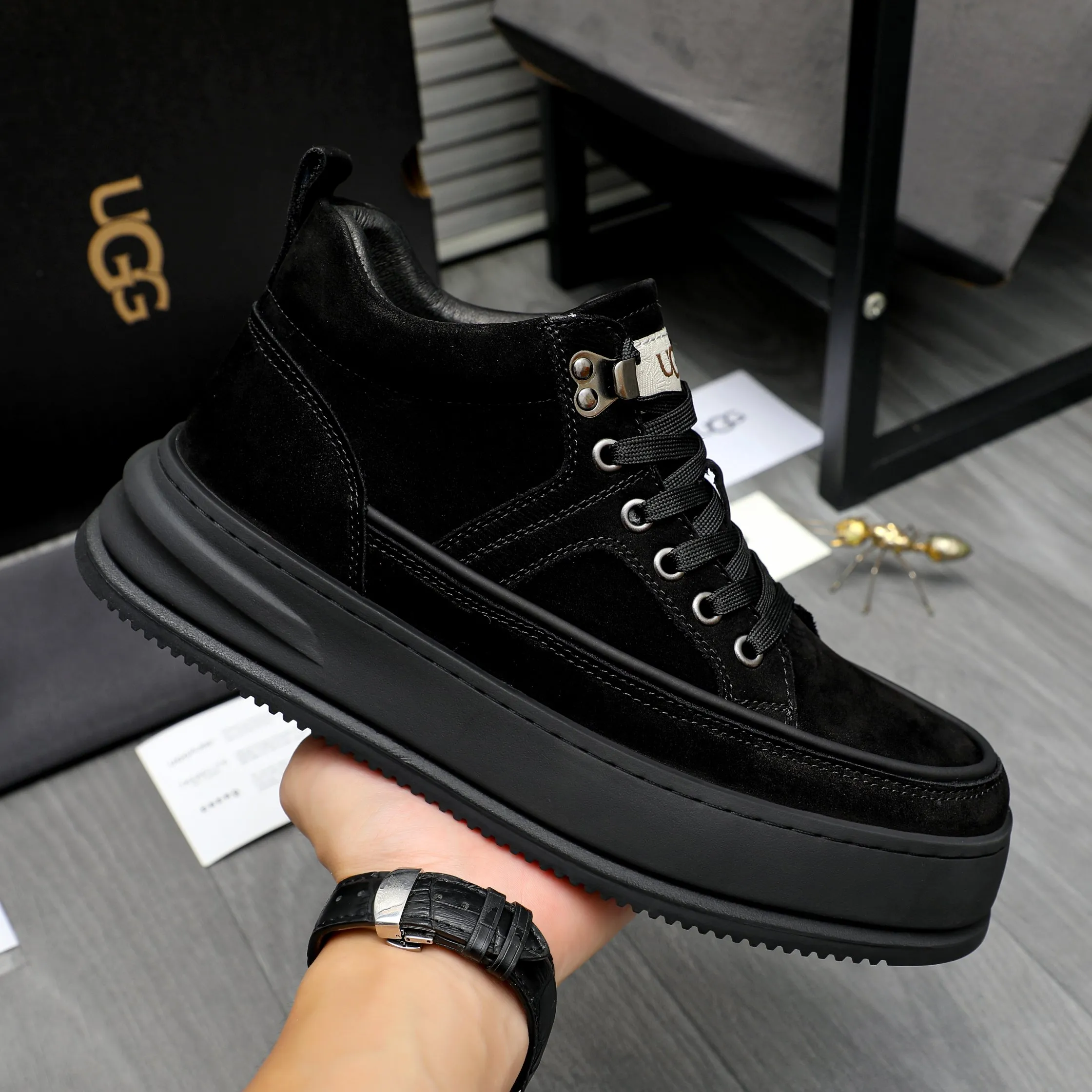 P620 Product trademark: "UGG" Gaobang men's shoes Regular size: 39-44 Product materials: Selected suede cowhide upper, wool lining, original outsole